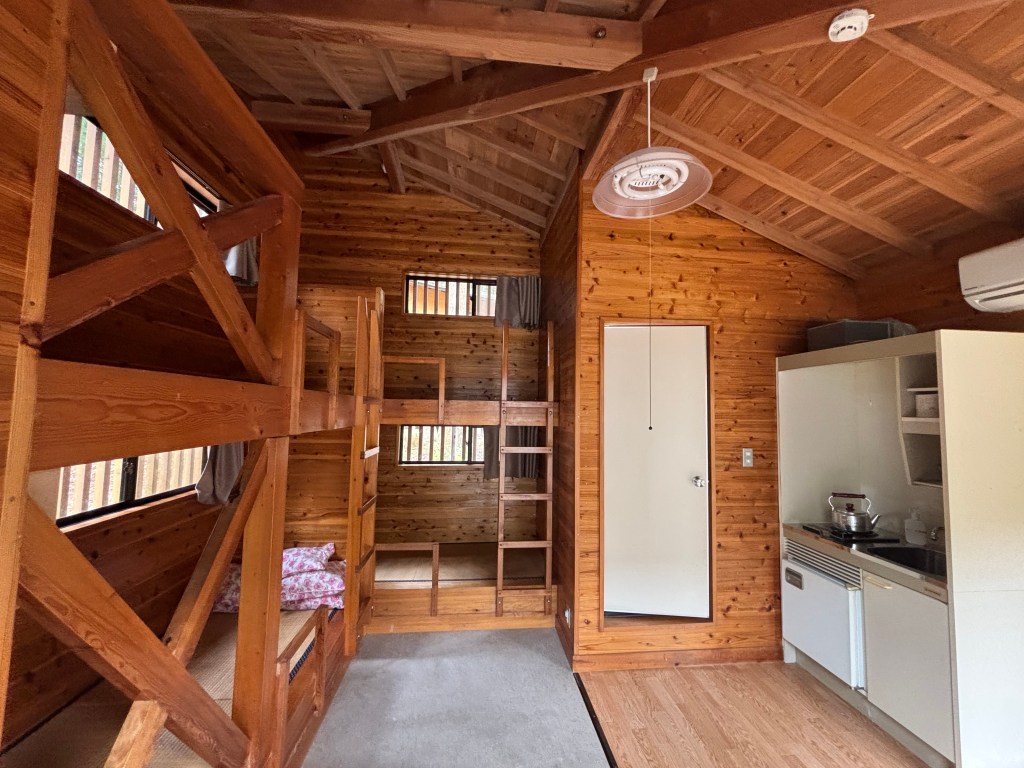 Inside Cottage (コテージの中)